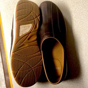 Like new sz10.5 Dansko Women's Shaina Clog brown tumbled